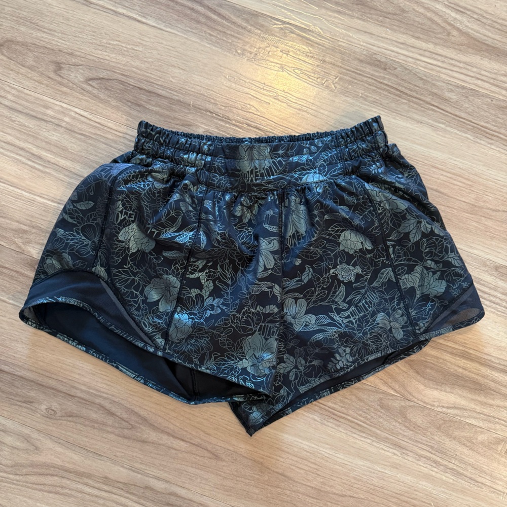 Lululemon Hotty Hot Shorts (Size 4)